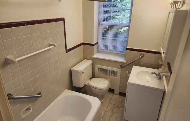 2 beds, 1 bath, 897 sqft, $2,235, Unit B-05