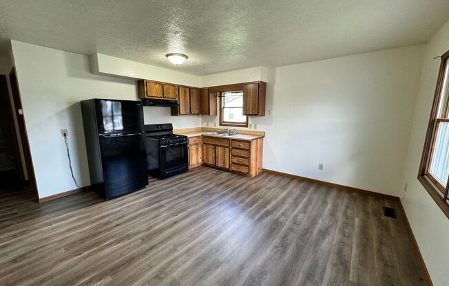 2 beds, 1 bath, $975, Unit APARTMENT A