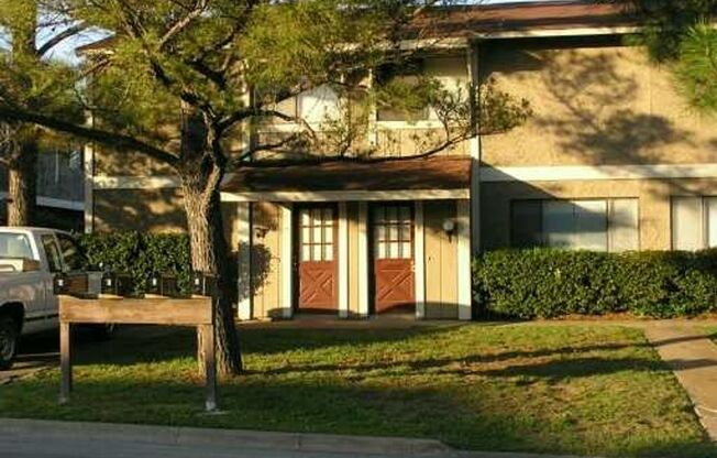 College Station - 2 bedroom / 1.5 bath / 2 Story Unit / Covered parking