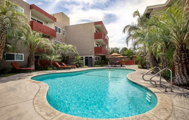 Apartment in Woodland Hills, CA sparkling pool area