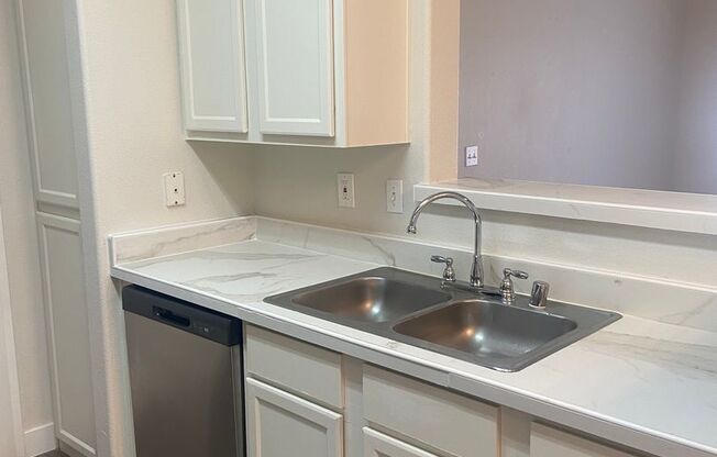 1 bed, 1 bath, $1,400, Unit 2058