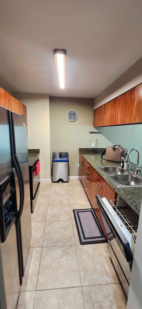 1 Bed / 1 Bath with Bay Views – Partially Furnished – Brickell – $2,800