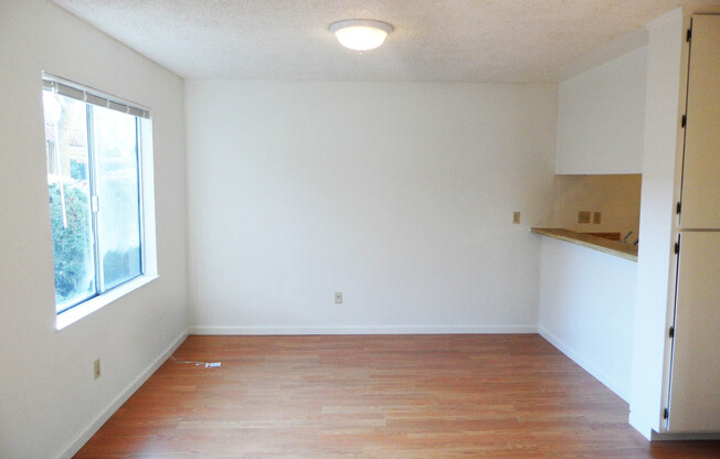 Cozy condominium in Blossom Valley. Hardwood floor, dishwasher, balcony.