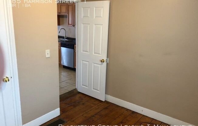 2 beds, 1 bath, $1,400, Unit 185 Harrison - Unit 1