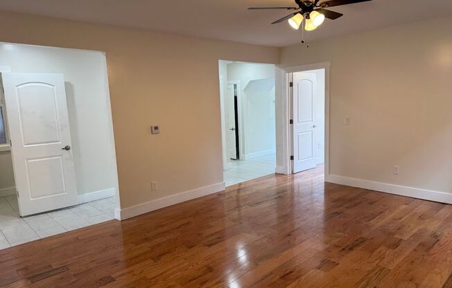 Great 1st Floor Duplex in Squirrel Hill! Available NOW!