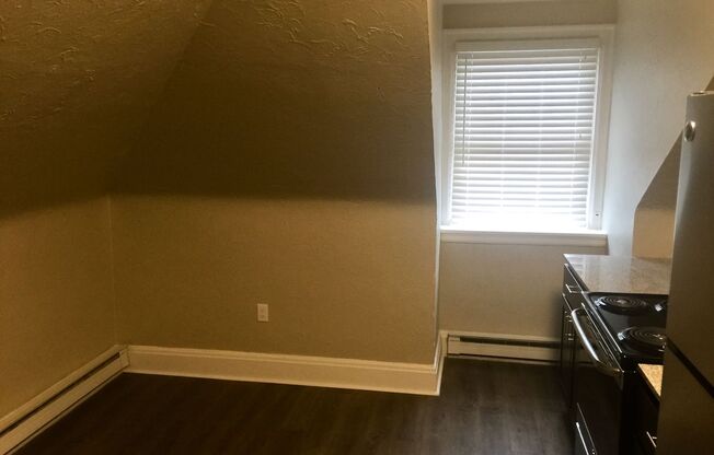 *** Spacious Apartments in Mt. Washington * Pet Friendly * Available Now * Walk to Shops & Gradview Ave * Renovated ***