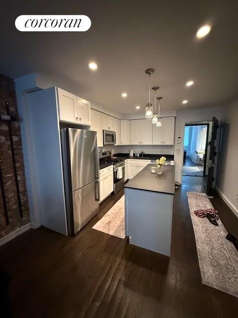 123 E 18 ST