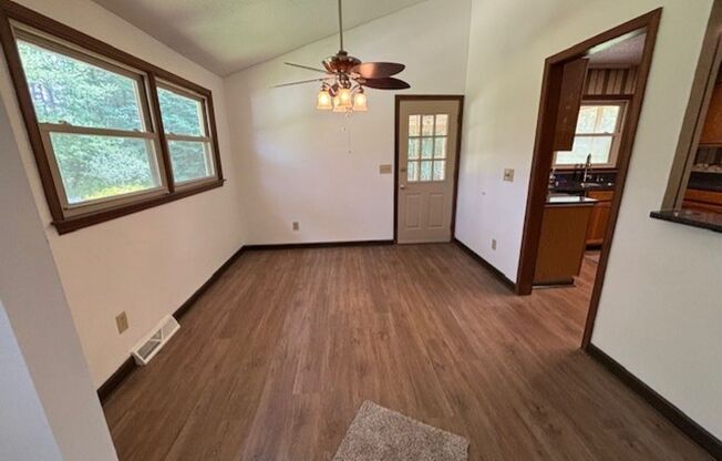 Spacious 3 Bed/2 Bath Ranch Home - Private Lot - Oversized Screened Porch - All Season Marina Available For Lake Access