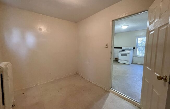 3 beds, 1 bath, $1,300, Unit Apt # 1