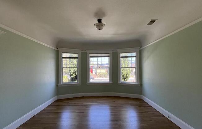 433 W MACARTHUR BLVD