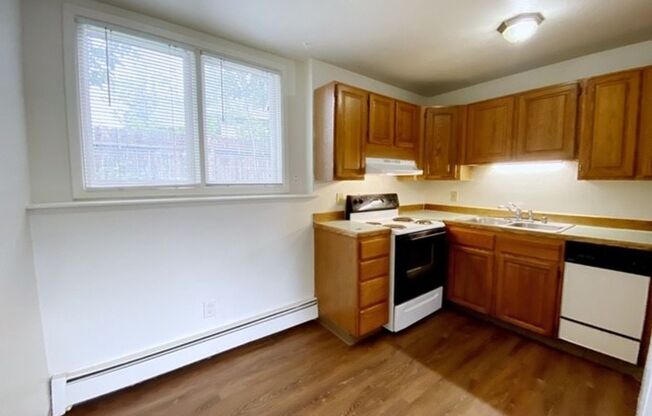 2 beds, 1 bath, $1,295, Unit 4