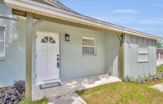 Charming 3 Bedroom, 2 Bathroom House!