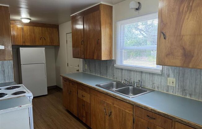 Cute 4 Bed 1 Bath home in Lakewood