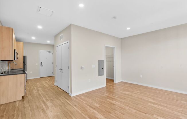 Studio, 1 bath, 548 sqft, $1,910, Unit 706