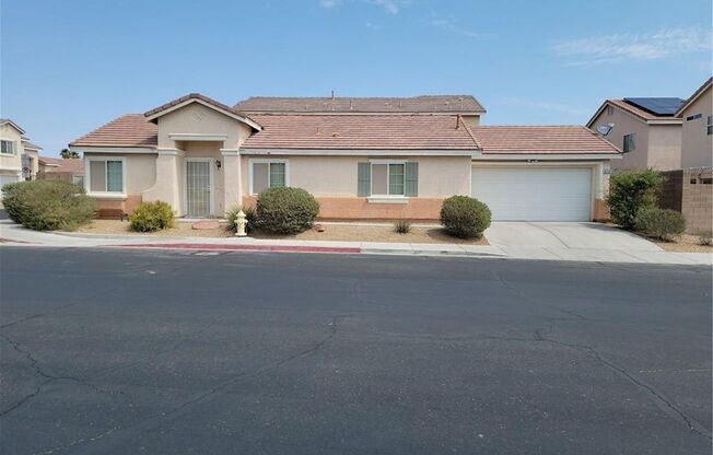FANTASTIC SINGLE STORY HOME ON CORNER LOT IN GATED COMMUNITY!!