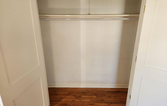 2 beds, 1 bath, 897 sqft, $2,335, Unit B-08