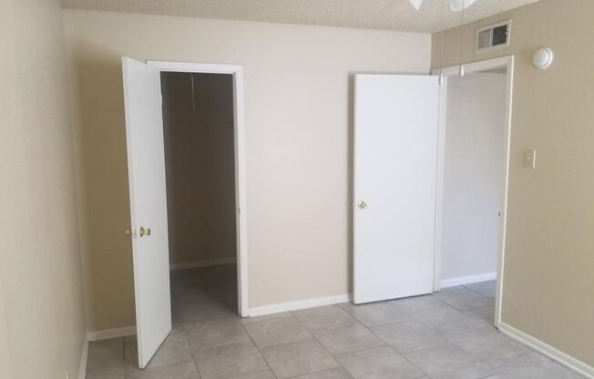 2 beds, 1 bath, 860 sqft, $839, Unit 0303