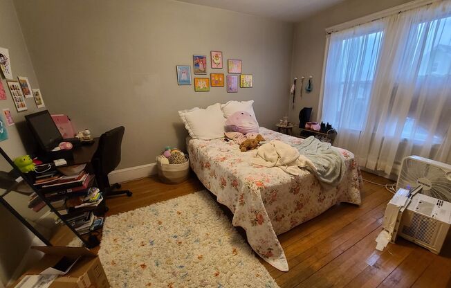 Off Street Parking - 2 Decks - On site Laundry - Pet Friendly