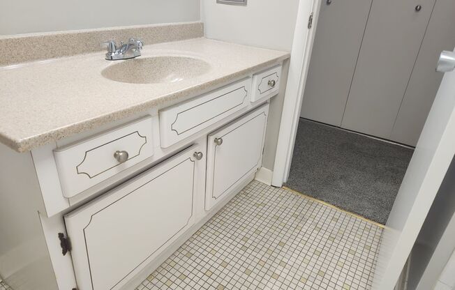 1 bed, 1 bath, 832 sqft, $1,120, Unit WG2-607