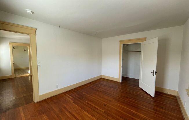 2 beds, 1 bath, $2,650, Unit 1058 E. Main St.