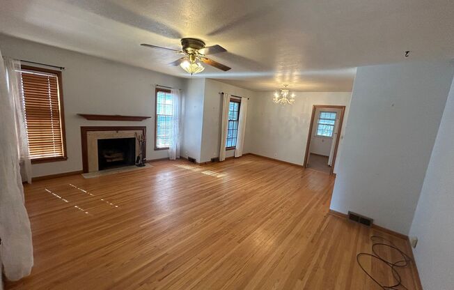 2 Bed 1 Bath Right off McKennan Park