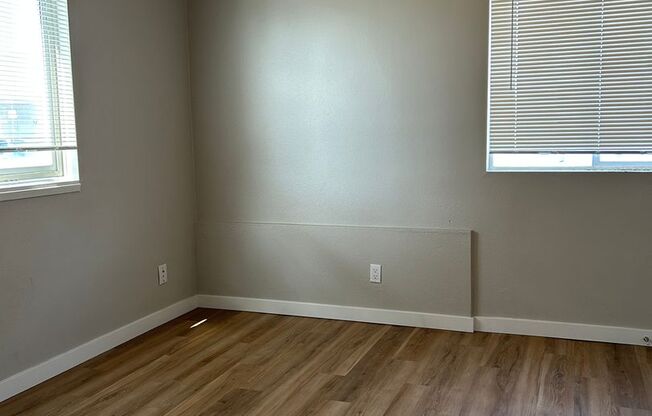 Top Floor, newly renovated 1 BD/ 1 BA!!