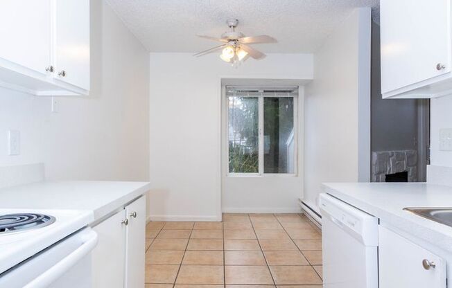 2 beds, 2 baths, 950 sqft, $1,895, Unit 27
