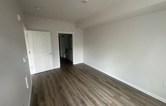 1 bed, 1 bath, 737 sqft, $1,750, Unit 40-204