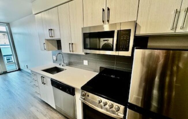 Studio, 1 bath, 288 sqft, $1,395, Unit 416