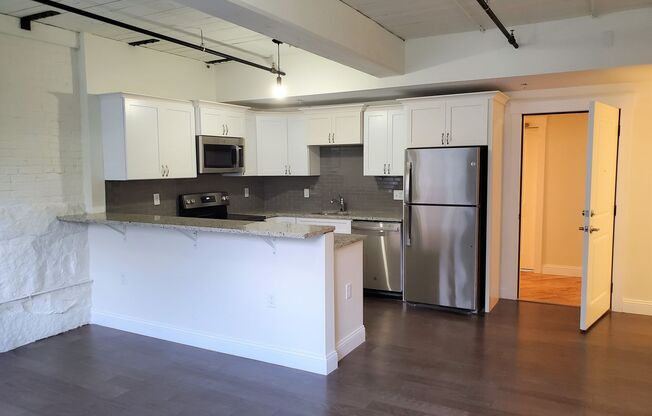 2 beds, 1 bath, 817 sqft, $2,100, Unit 103