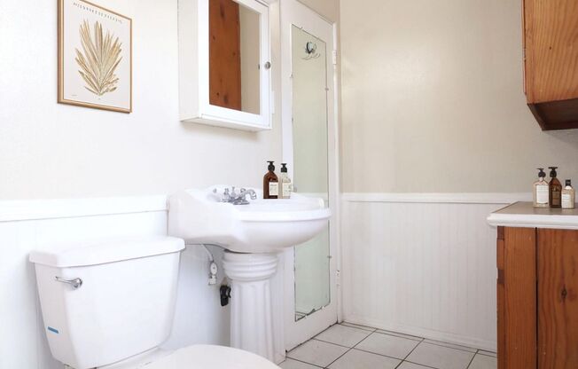 2 Bedroom, 1 Bathroom Home For Rent in St Pete!