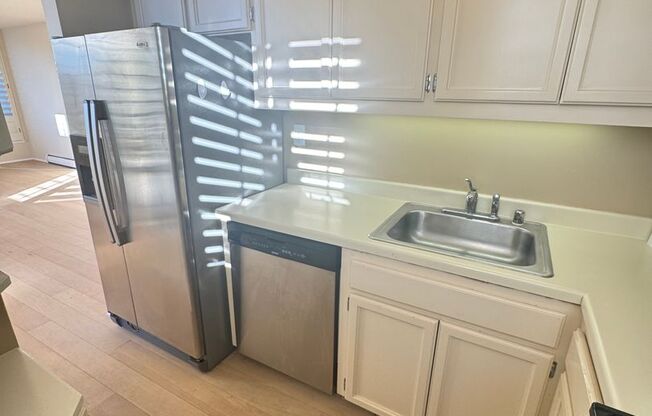 Beautiful Modern Nob Hill 1BR w/ Private Patio, Laundry In Building, Fitness Room, Heated Pool, Parking Option and More |  La Galleria Condominium