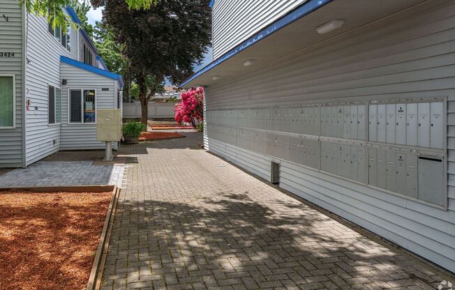 3 beds, 1.5 baths, 1,231 sqft, $2,195, Unit Q4