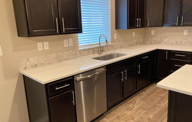 Newer Home In North Albany! Nealy 2500 sq ft, 4 Bedrooms with 2 1/2 Baths