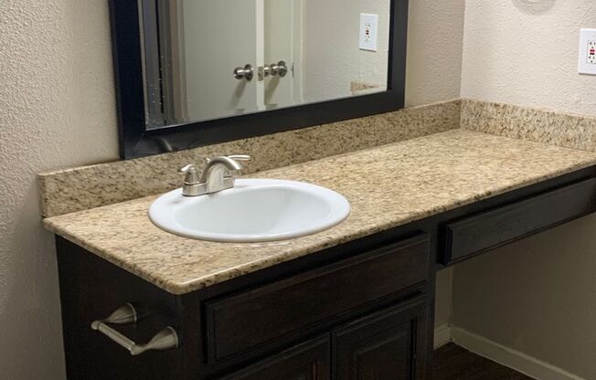 2 beds, 1 bath, 897 sqft, $975, Unit 2001