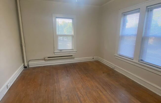 2 beds, 1 bath, 800 sqft, $1,000, Unit Apt #2