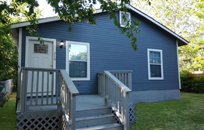 *COMING SOON* MOVE IN SPECIAL 2 Bedroom Duplex Available Near DOWNTOWN!