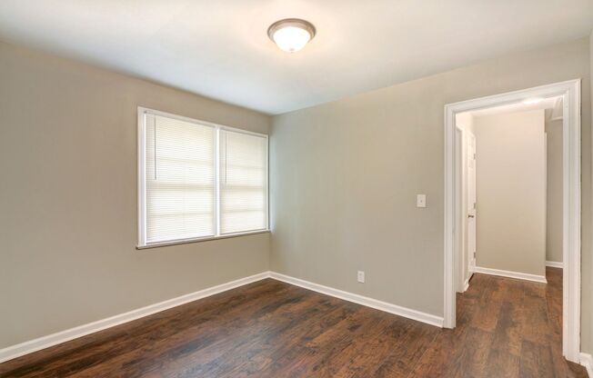 1 bed, 1 bath, $1,300, Unit B