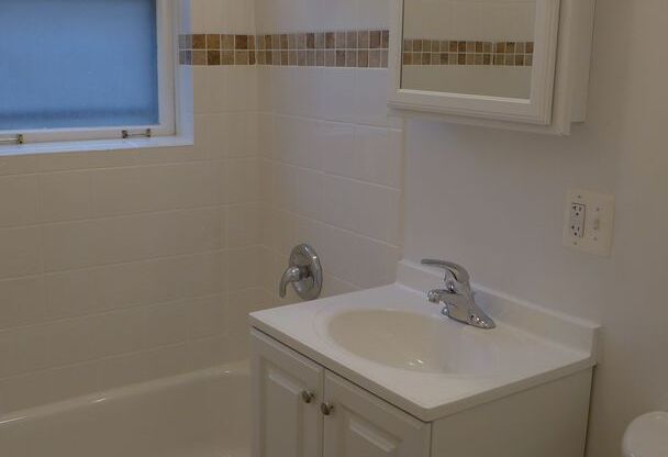 2 beds, 1 bath, 1,000 sqft, $2,795, Unit 34132W