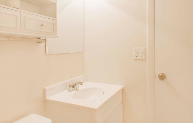 2 beds, 1 bath, 860 sqft, $1,310, Unit 842-105