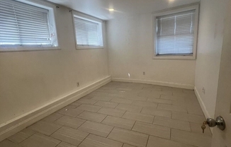 3 beds, 1 bath, $2,750, Unit 6