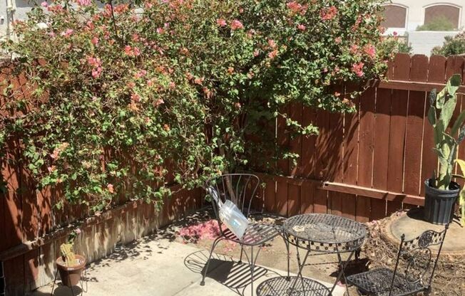 Charming 1 Bed/1 bath Duplex Home In La Quinta!