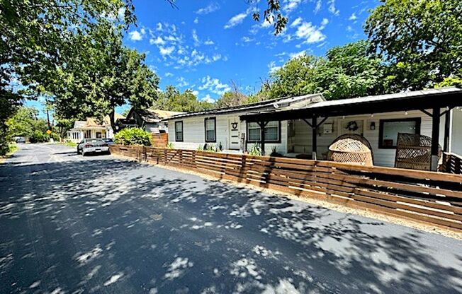 A Must See! Beautiful, Cozy & Modern 3/2 Home near Downtown SA in Lavaca and King William Area