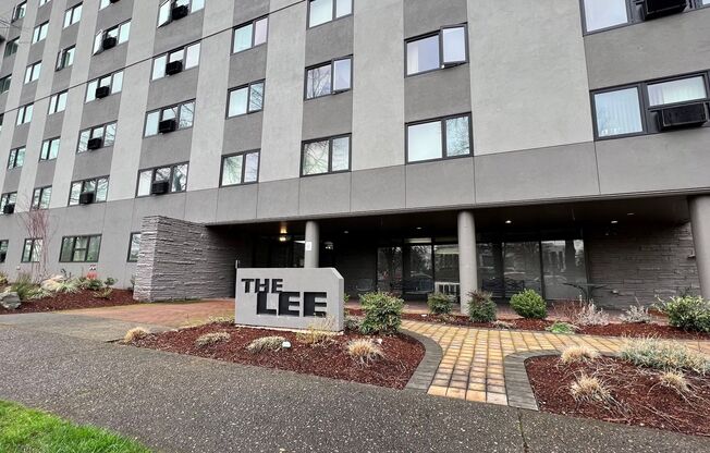 Studio, 1 bath, 370 sqft, $1,050, Unit 302