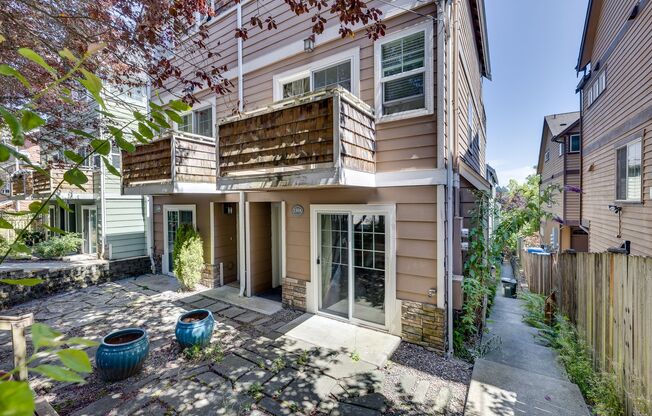 Stylish 3 bedroom townhome in Madison Valley!