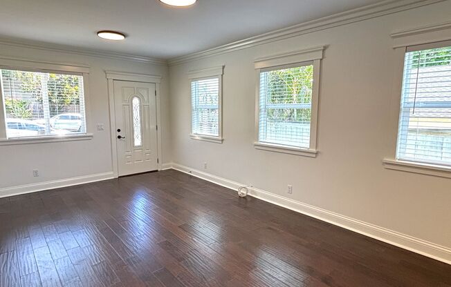 Adorable Beach-Close 2 Bedroom Bungalow in Time for Summer!