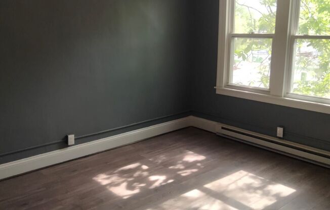 1 bed, 1 bath, 700 sqft, $1,130, Unit B4