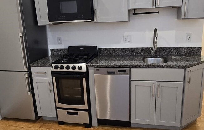 2 beds, 1 bath, $2,100, Unit 201