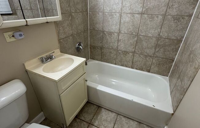 1 bed, 1 bath, $1,000, Unit 4850 #G1