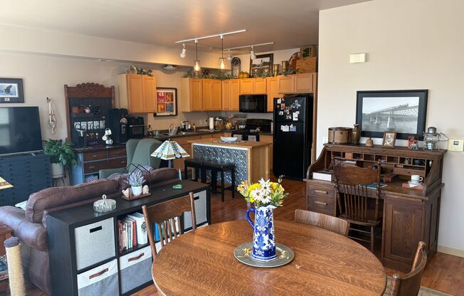 2 beds, 2 baths, 926 sqft, $1,600, Unit 301